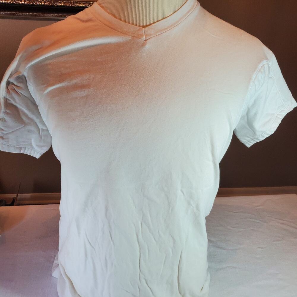 Thompson Tee T-Shirt Size Large | V-Neck Pre-owned | Sweatproof Technology